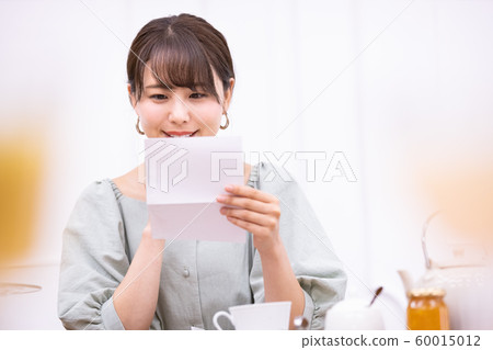 A woman reading a letter 60015012