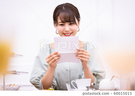 A woman reading a letter 60015013