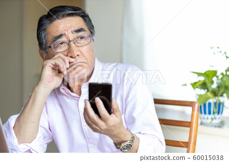 A letter to a senior man watching a smartphone 60015038