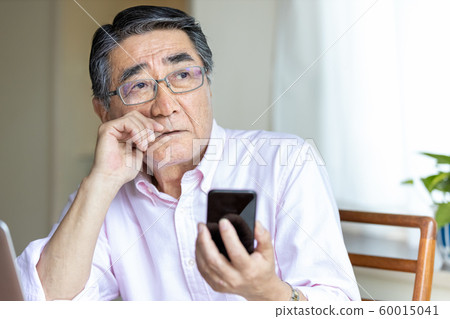 老人看著智能手機，望得遠 60015041