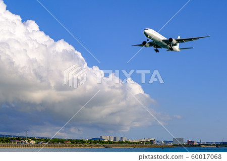 客機降落在沖繩那霸機場 60017068