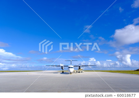 Kita Daito Airport / propeller plane in the blue sky Kita Daito Airport / propeller plane in the blue sky 60018677