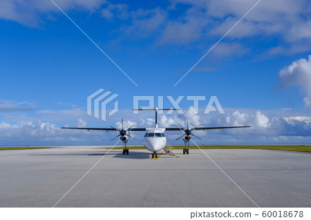 Kita Daito Airport / propeller plane in the blue sky 60018678