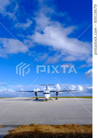 Kita Daito Airport / propeller plane in the blue sky Kita Daito Airport / propeller plane in the blue sky 60018679