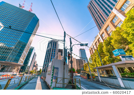 在日本東京的城市景觀中，觀看“虎之門”的十字路口，虎之門車站前的重建，地下人行道的建設等。 60020417