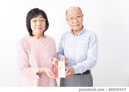 年長的夫婦移交慶祝活動 年長的夫婦移交慶祝活動 60020437