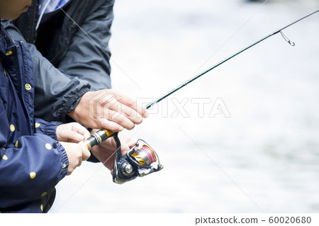 山間溪流捕魚圖像向女兒教釣魚的父親 山間溪流捕魚圖像向女兒教釣魚的父親 60020680