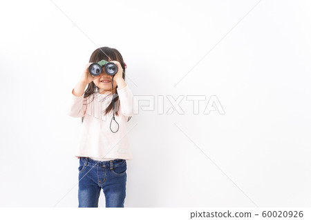 Children who use binoculars 60020926