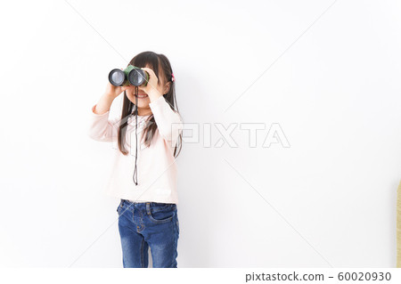 Children who use binoculars 60020930