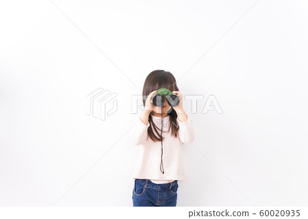 使用雙筒望遠鏡的孩子 使用雙筒望遠鏡的孩子 60020935