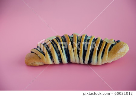 Delicious bread on pink background Delicious bread on pink background 60021012