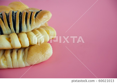 Delicious bread on pink background Delicious bread on pink background 60021013