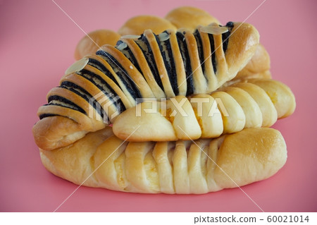 Delicious bread on pink background Delicious bread on pink background 60021014