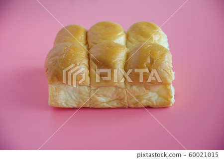 Delicious bread on pink background Delicious bread on pink background 60021015