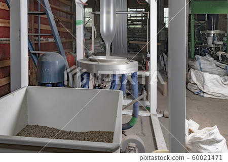Production of plastic bags from recycled waste Production of plastic bags from recycled waste 60021471