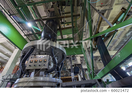 Extruder produces recycled black plastic trash Extruder produces recycled black plastic trash 60021472