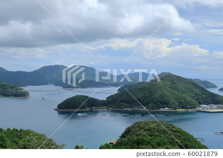 長崎縣若松島的若松大橋和養殖鱒魚 長崎縣若松島的若松大橋和養殖鱒魚 60021879