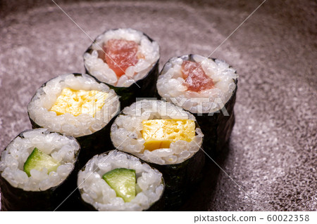 Assorted thin rolls (iron fire, egg, pepper). 60022358