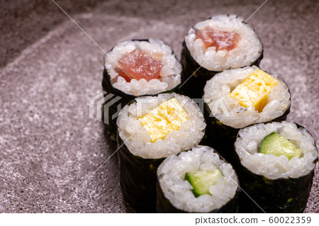 Assorted thin rolls (iron fire, egg, pepper). 60022359