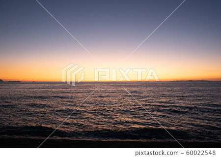 這是我在鹿兒島縣海岸拍攝的日出照片。 這是我在鹿兒島縣海岸拍攝的日出照片。 60022548