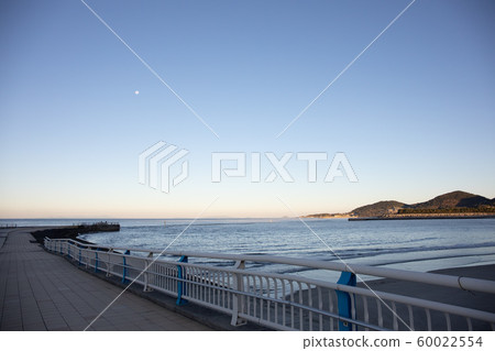 這是我在鹿兒島縣海岸拍攝的日出照片。 60022554