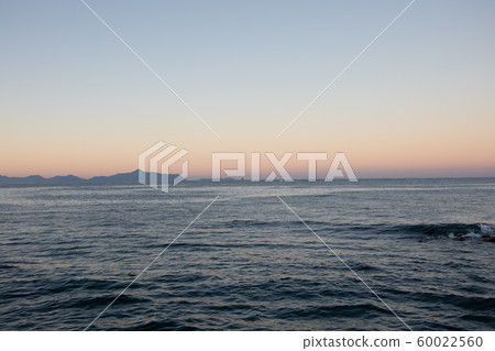 這是我在鹿兒島縣海岸拍攝的日出照片。 這是我在鹿兒島縣海岸拍攝的日出照片。 60022560