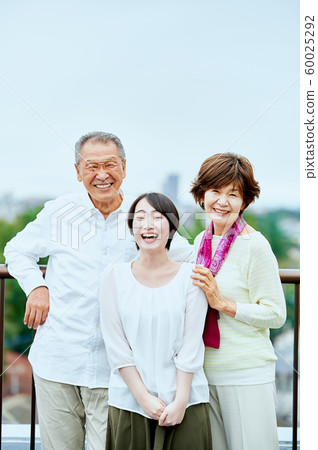 陽台上的全家福 60025292