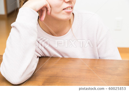臉頰拐杖的女人 臉頰拐杖的女人 60025853