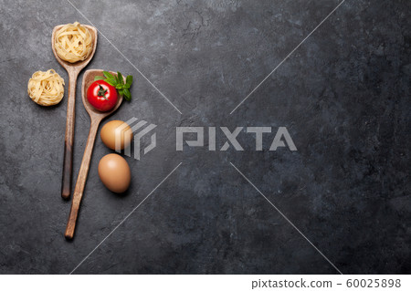 Pasta in spoons 60025898