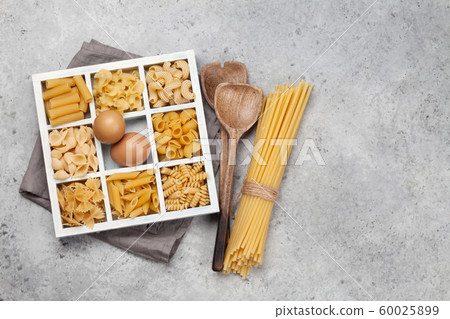 Various pasta in wooden box 60025899