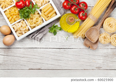 Various pasta in wooden box 60025900