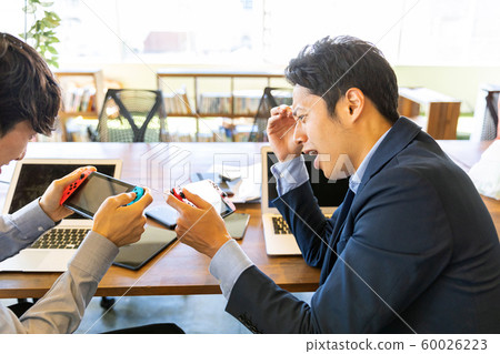 Men playing games 60026223