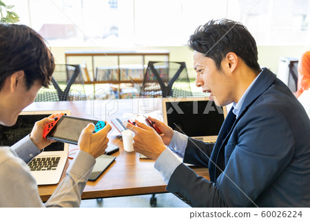 Men playing games 60026224