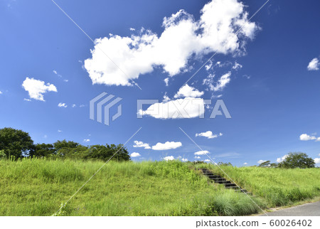 藍天,雲彩,銀行和樓梯背景材料“天空的階梯”夏天問候模板 藍天,雲彩,銀行和樓梯背景材料“天空的階梯”夏天問候模板 60026402