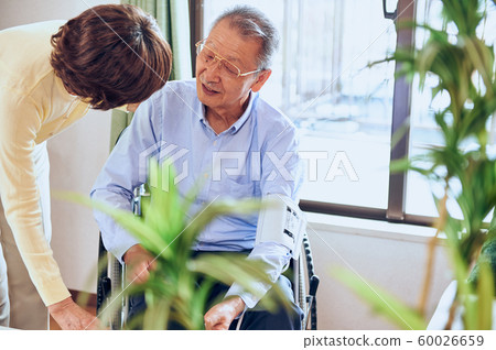 Wheelchair and old couple 60026659