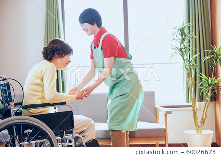 輪椅上的女人和幫手 60026673