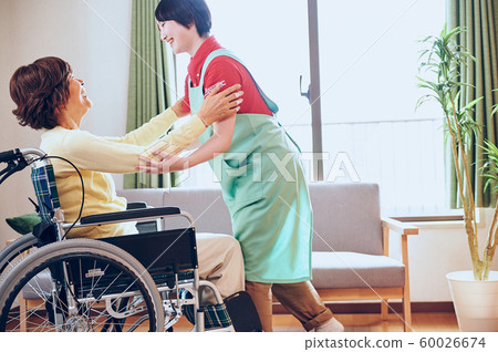 輪椅上的女人和幫手 60026674