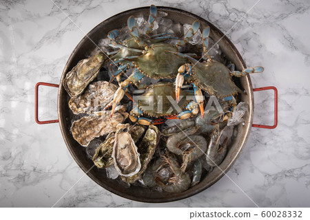 crustacean in pan filled with ice crustacean in pan filled with ice 60028332