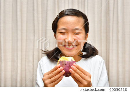 吃紅薯的女孩 60030218