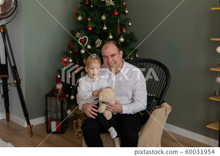 Happy dad with a little daughter in his arms at 60031954