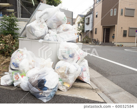 Overflowing garbage storage Overflowing garbage storage 60032584
