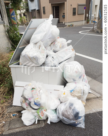 Overflowing garbage storage 60032585