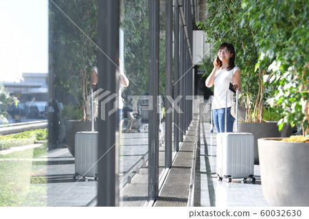 Airport Window Female Smartphone Airport Window Female Smartphone 60032630