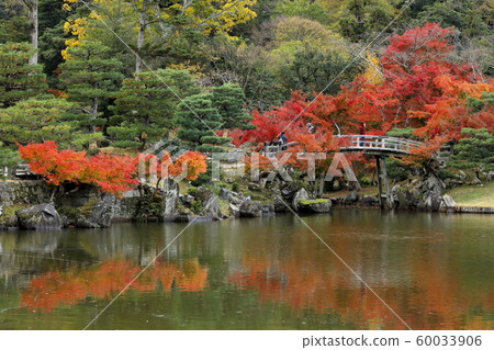 Genguen Garden Takahashi and autumn leaves 60033906
