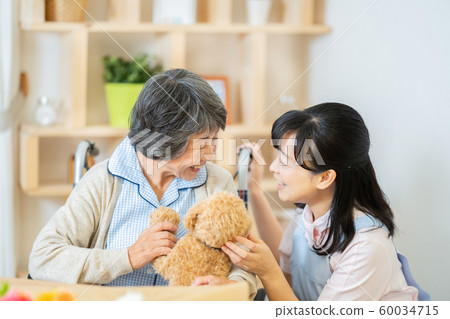 Animal therapy, nursing care image, senior, day care, care worker, nursing home 60034715