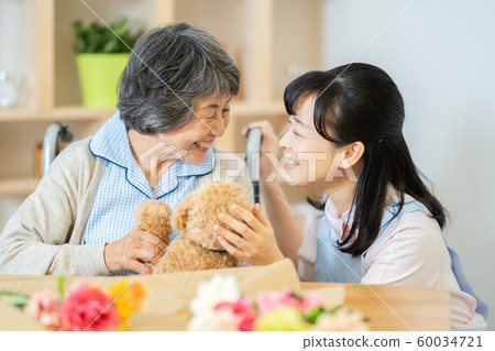 Animal therapy, nursing care image, senior, day care, care worker, nursing home 60034721