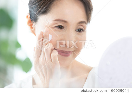 Middle-aged woman beauty image Middle-aged woman beauty image 60039044