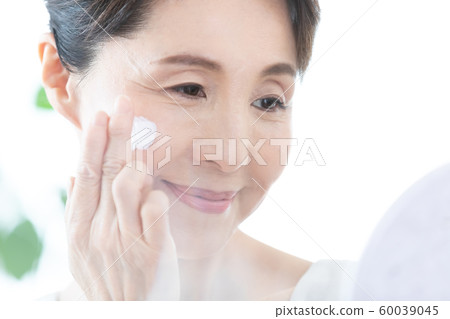 Middle-aged woman beauty image Middle-aged woman beauty image 60039045