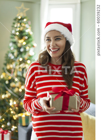 Young woman holding gift box 60039232