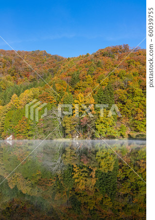 Autumn Nakatsuna lake [morning scenery] 60039755